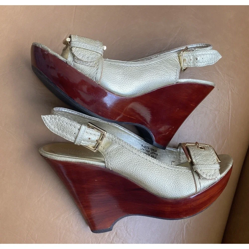 Nine West Women's‎ Wedge Sandals Gold Leather Wood Heel Buckle Peep Toe Size 7.5